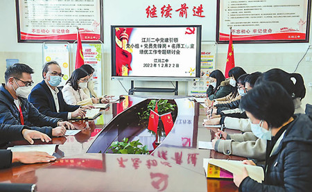 张培富(左二)与教职工一起讨论培优工作进展情况。