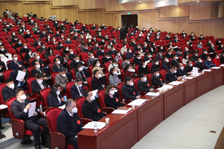 1月8日,政协玉溪市六届二次会议举行第二次全体会议。本报记者 邓星瑞 摄_副本
